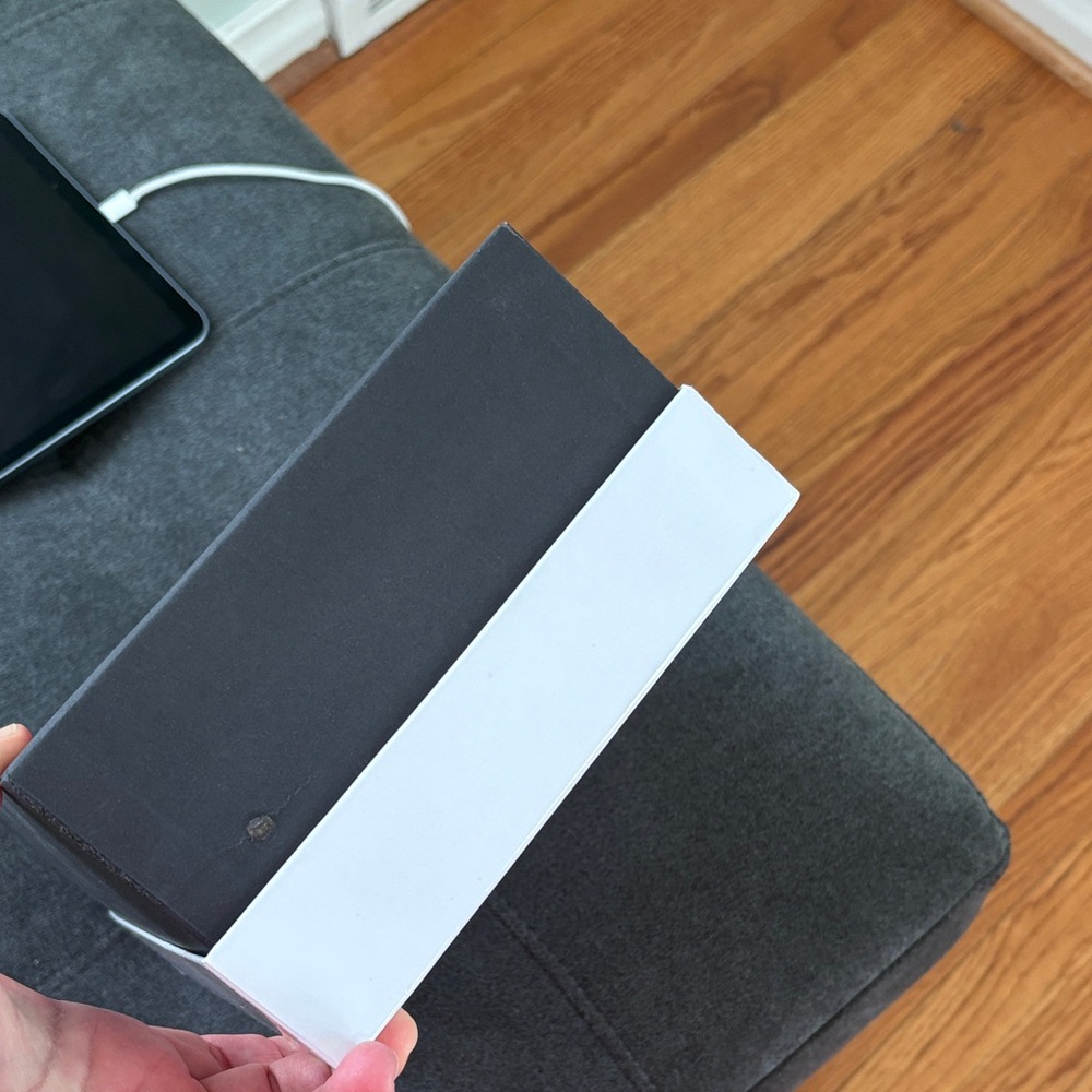 Kurt Geiger White Box with Black Logo - Picture 4 of 5